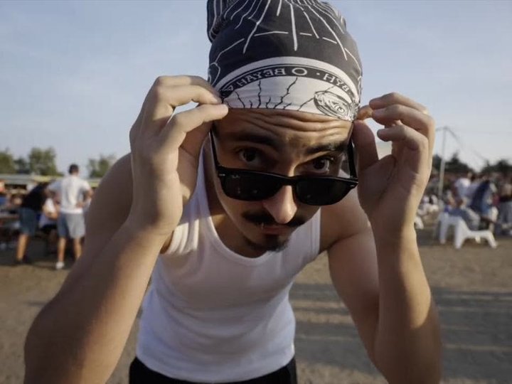 Festivalier en lunettes de soleil à une soirée du Martine Club