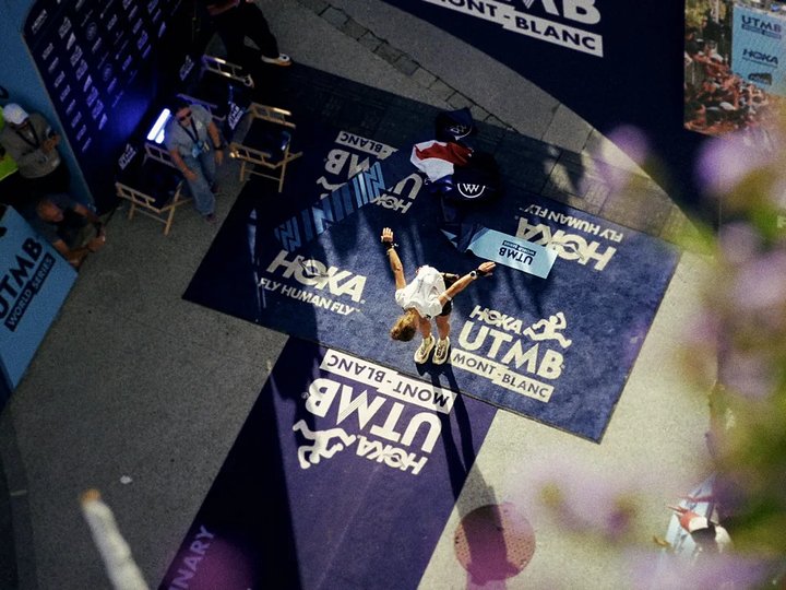 Arrivée d'un coureur de l'UTMB à Chamonix, vue en plongée